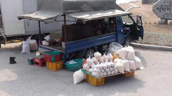 韓国のお菓子、ポンティギを作るトラック